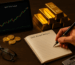 Meta Description: اكتشف كيف تؤثر الأزمات الاقتصادية، التضخم، وأسعار الفائدة على أسعار الذهب العالمية. دليل شامل للمستثمرين حول العلاقة بين الذهب والدولار، ونصائح ذكية للاستثمار الآمن